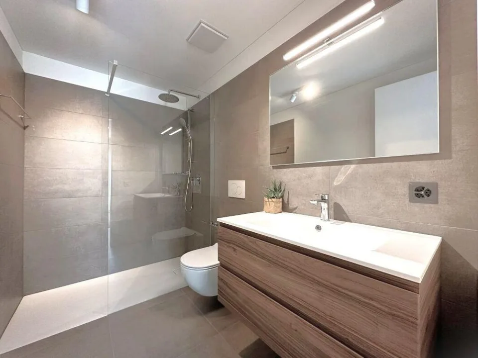 Moderno 3.5 locali immerso nel verde a Gordola | Moderne 3.5-ZWg im... – photo 8 sur 9