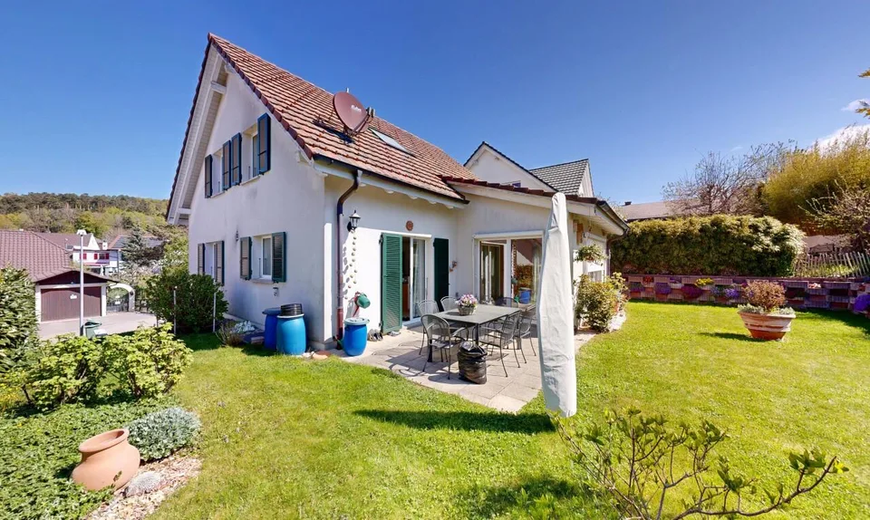 Casa unifamiliare di 5,5 stanze ben tenuta nel verde