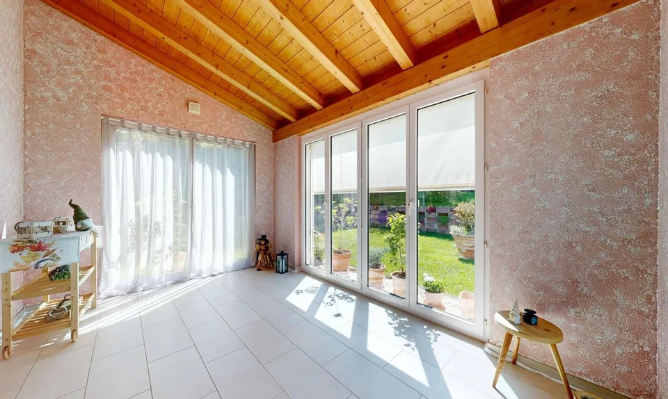 Casa unifamiliare di 5,5 stanze ben tenuta nel verde