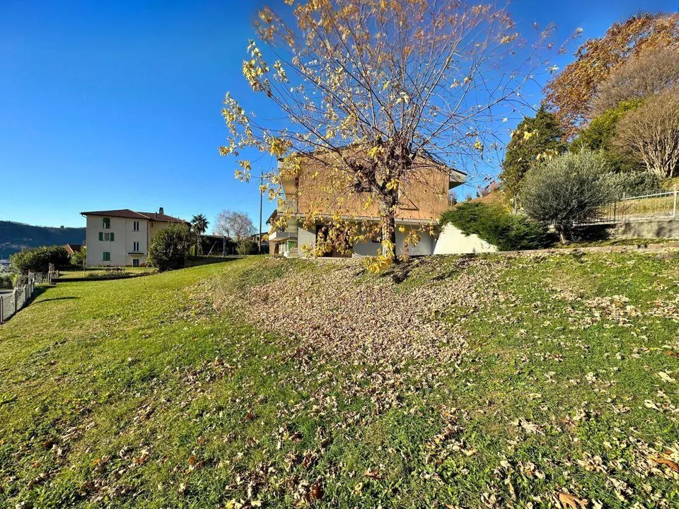 Casa unifamiliare con giardino e vista aperta