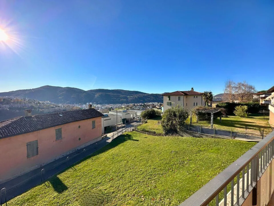 Casa unifamiliare con giardino e vista aperta