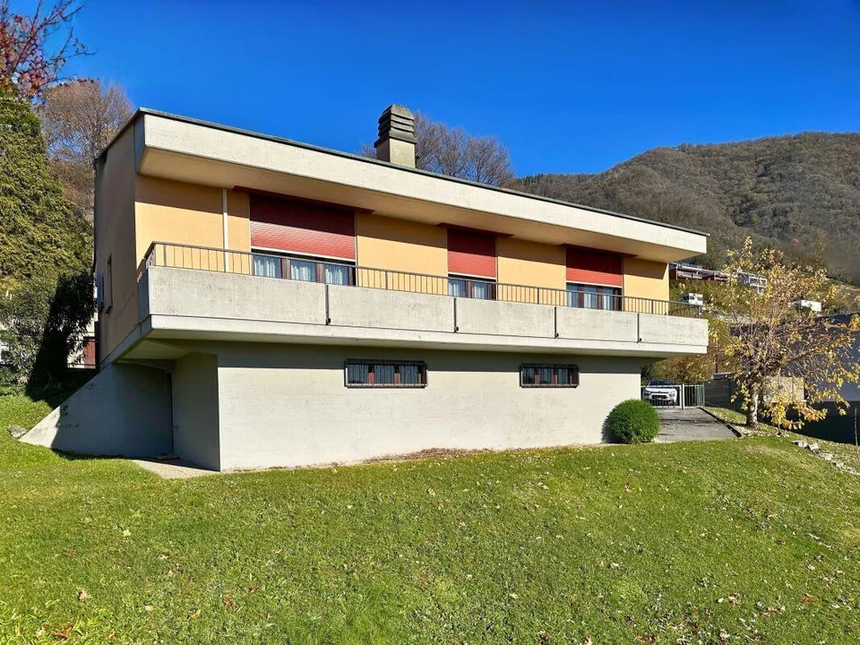 Casa unifamiliare con giardino e vista aperta