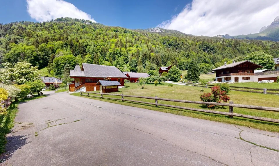Chalet de caractère : jardin bucolique et potentiel rare