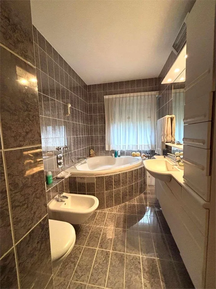 Geräumiges 4,5-Zimmer-Dachgeschoß mit Seeblick – Foto 9 von 13