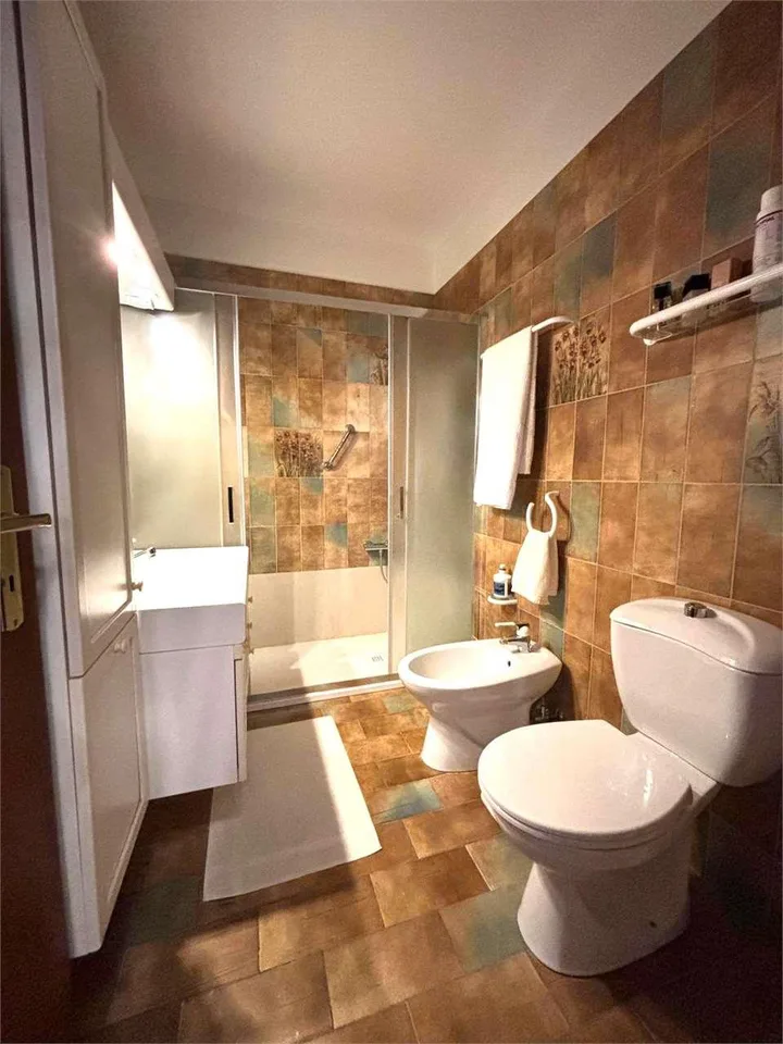 Geräumiges 4,5-Zimmer-Dachgeschoß mit Seeblick – Foto 10 von 13