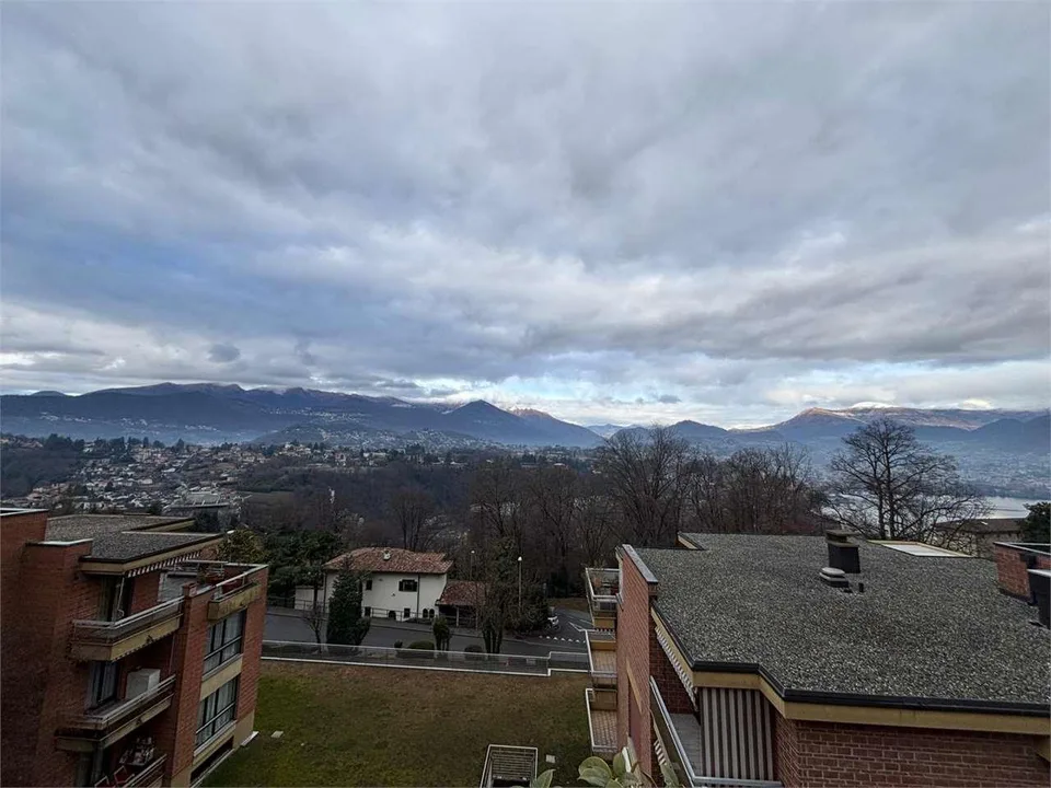 Geräumiges Dachgeschoß-Wohnung 4,5 Zimmer mit Seeblick