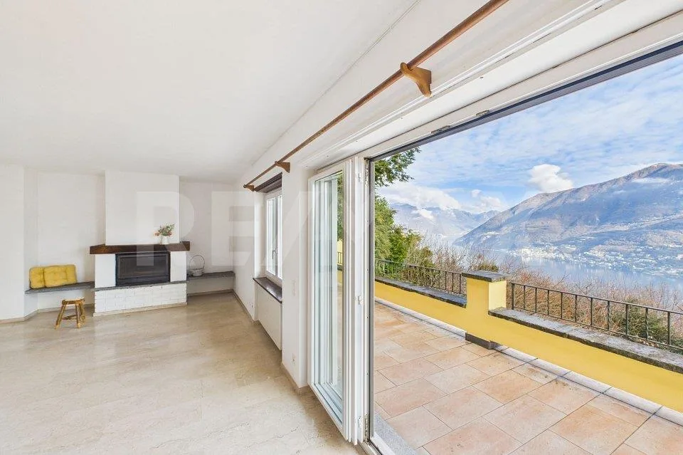 Casa unifamiliare con appartamento indipendente, vista lago e giardino