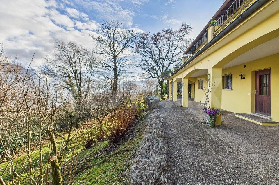 Casa unifamiliare con appartamento indipendente, vista lago e giardino