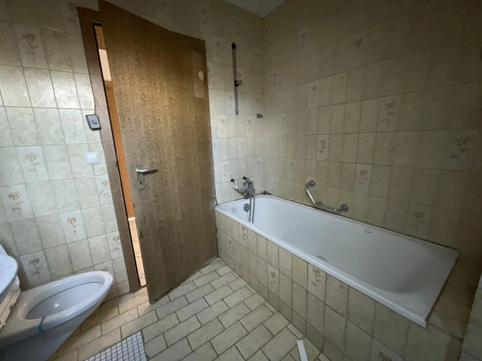 3½-Zimmer-Wohnung mit grosser Terrasse: ideales Renovationsobjekt – Foto 12 von 13
