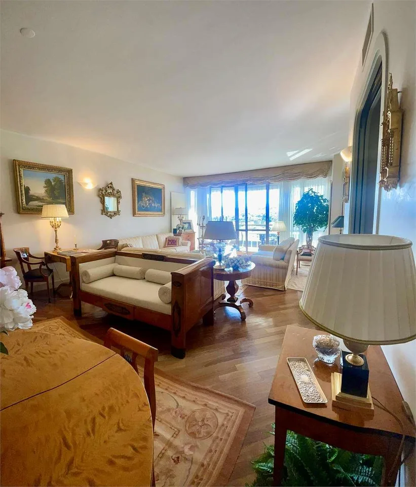 Prästigöse Dachgeschoßwohnung mit Terrasse und atemberaubendem Seeblick