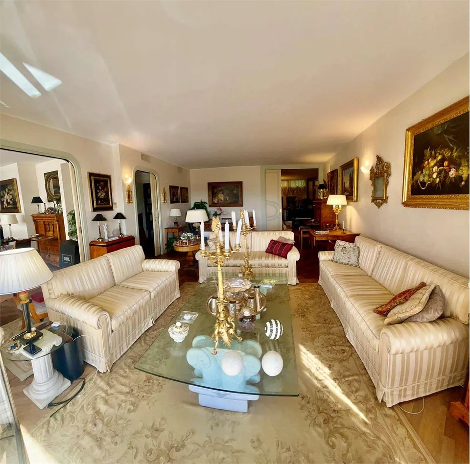 Prästigöse Dachgeschoßwohnung mit Terrasse und atemberaubendem Seeblick