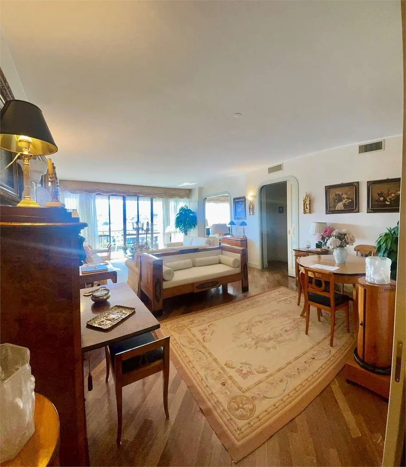Prästigöse Dachgeschoßwohnung mit Terrasse und atemberaubendem Seeblick