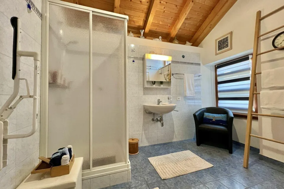 Grande casa di paese con vista lag, giardino e parcheggio – foto 11 di 30