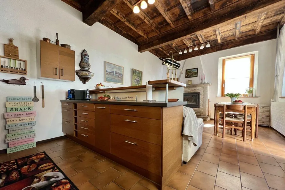 Grande casa di paese con vista lag, giardino e parcheggio