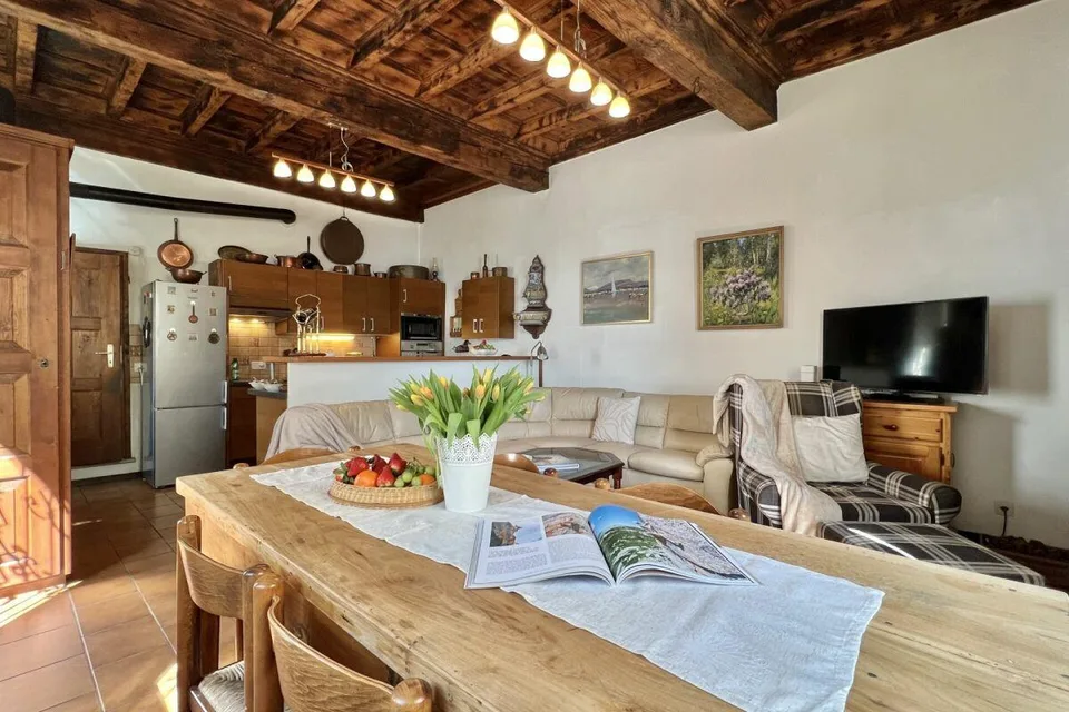 Grande casa di paese con vista lag, giardino e parcheggio