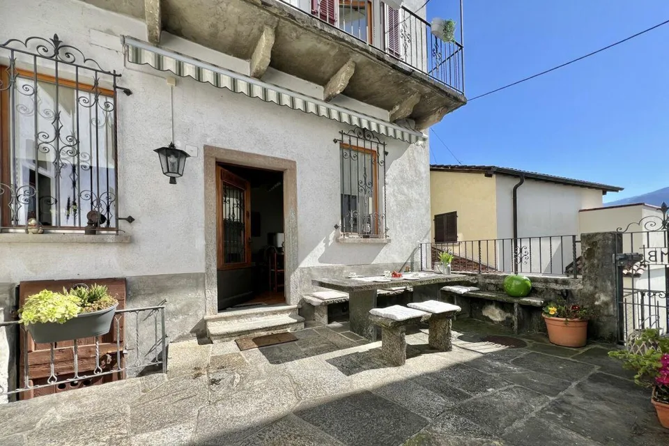 Grosses Dorfhaus mit Seesicht, schönem Garten und Parkplatz