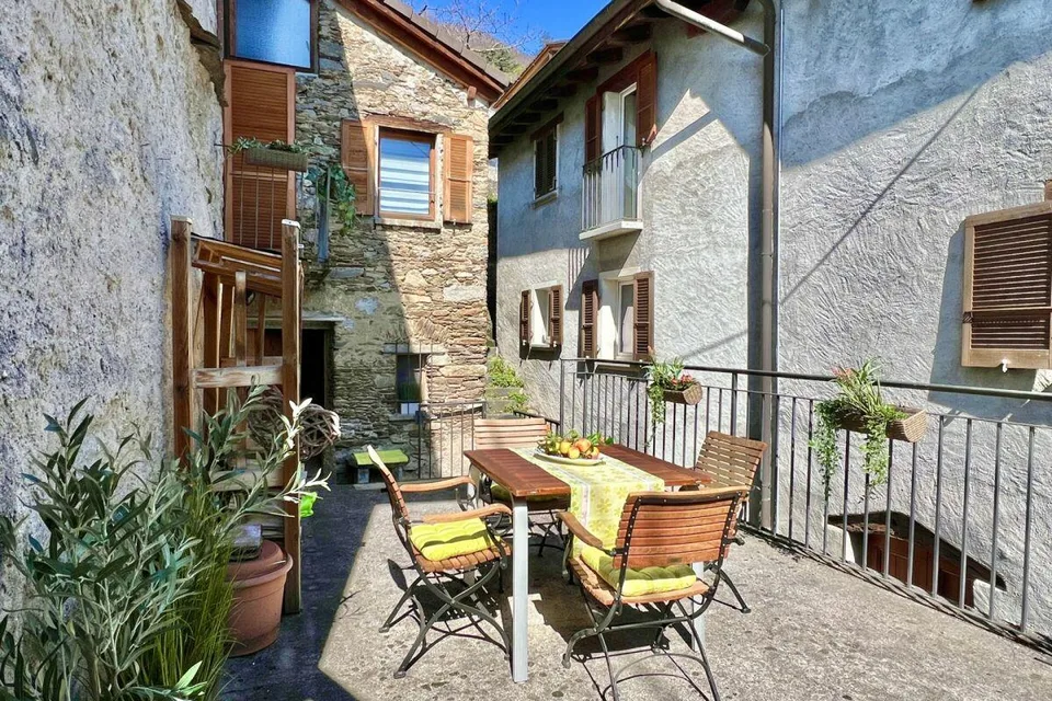 Grande casa di paese con vista lag, giardino e parcheggio – foto 7 di 30