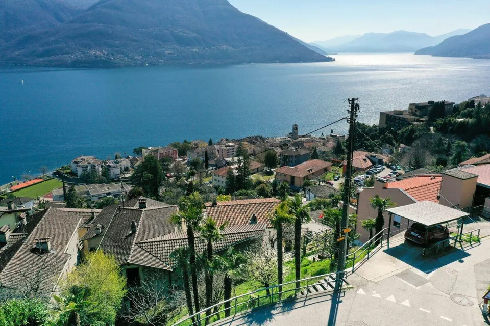 Grande casa di paese con vista lag, giardino e parcheggio – foto 18 di 30
