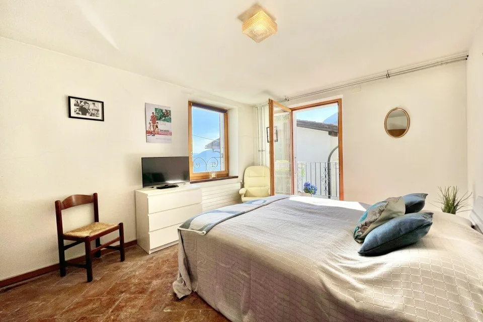 Grande casa di paese con vista lag, giardino e parcheggio – foto 10 di 30