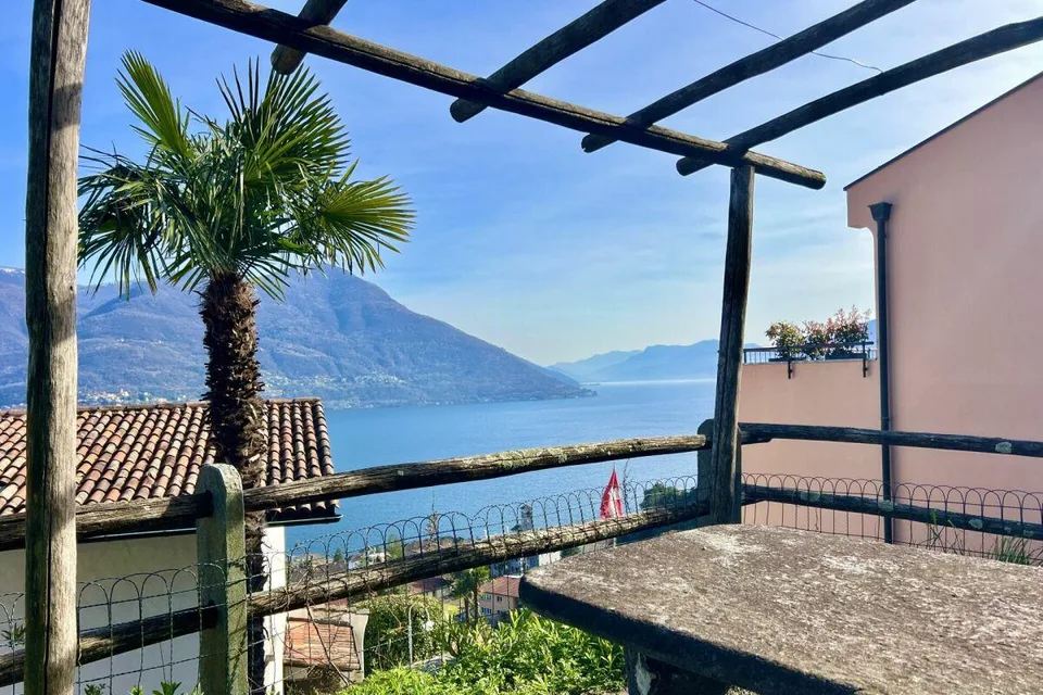 Grande casa di paese con vista lag, giardino e parcheggio – foto 14 di 30