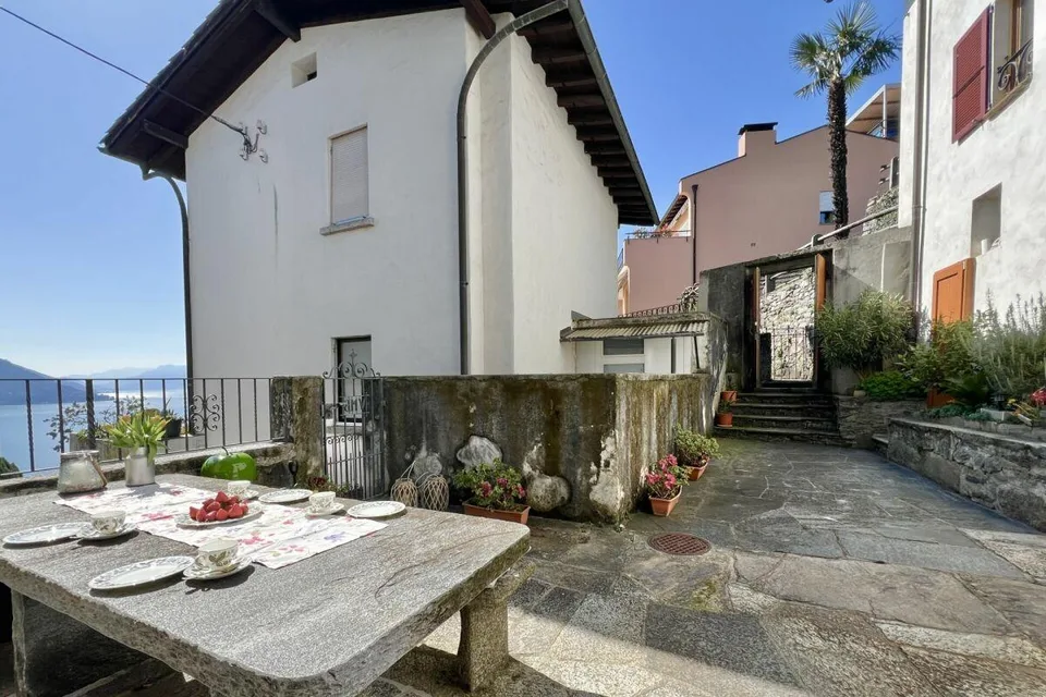 Grande casa di paese con vista lag, giardino e parcheggio – foto 13 di 30