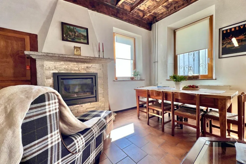 Grande casa di paese con vista lag, giardino e parcheggio