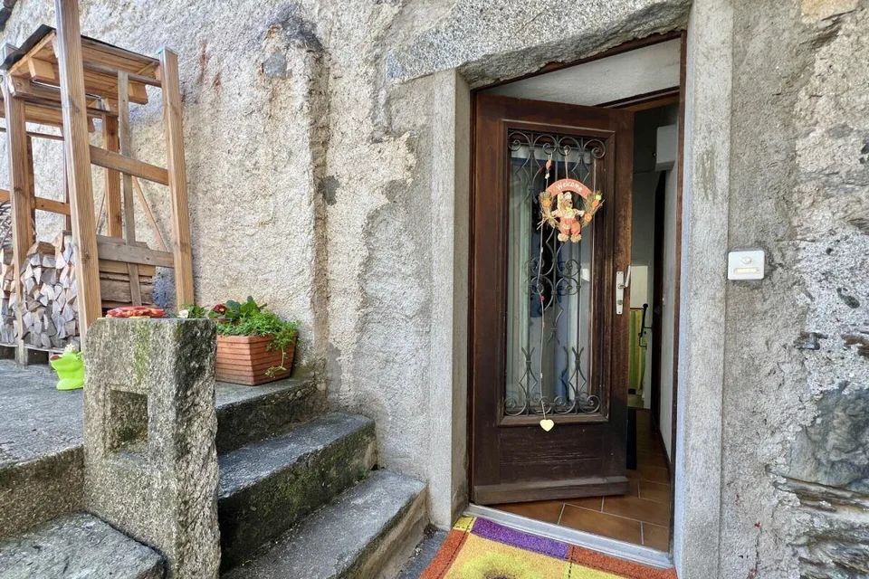 Grande casa di paese con vista lag, giardino e parcheggio – foto 21 di 30