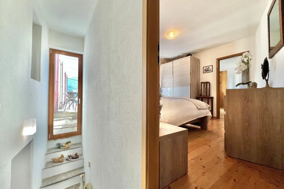 Grande casa di paese con vista lag, giardino e parcheggio – foto 29 di 30