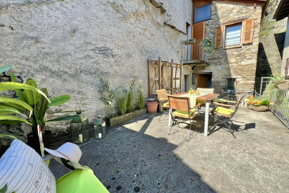 Grande casa di paese con vista lag, giardino e parcheggio – foto 22 di 30