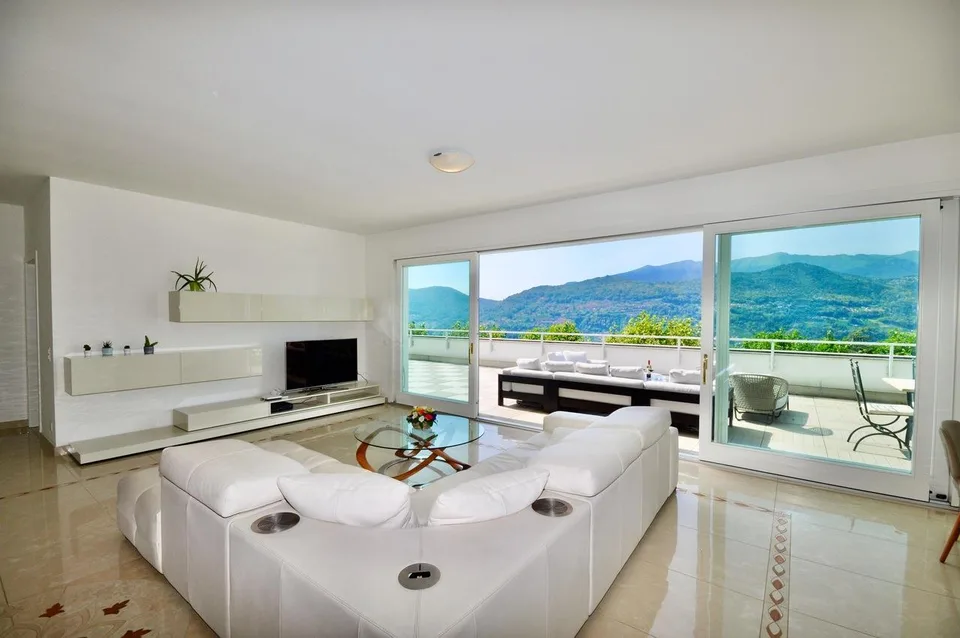 Appartamento di Lusso con Panoramica Terrazza e Monolocale