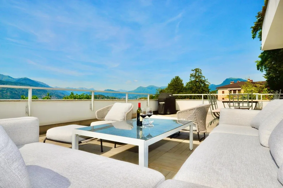 Appartamento di Lusso con Panoramica Terrazza e Monolocale