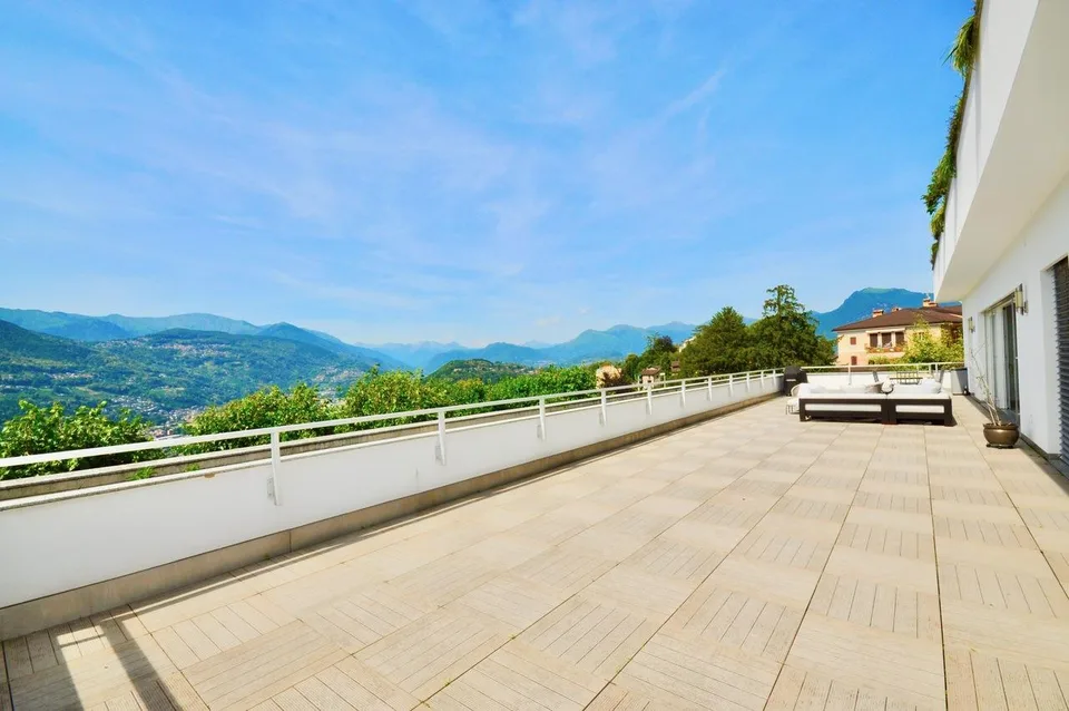 Appartamento di Lusso con Panoramica Terrazza e Monolocale