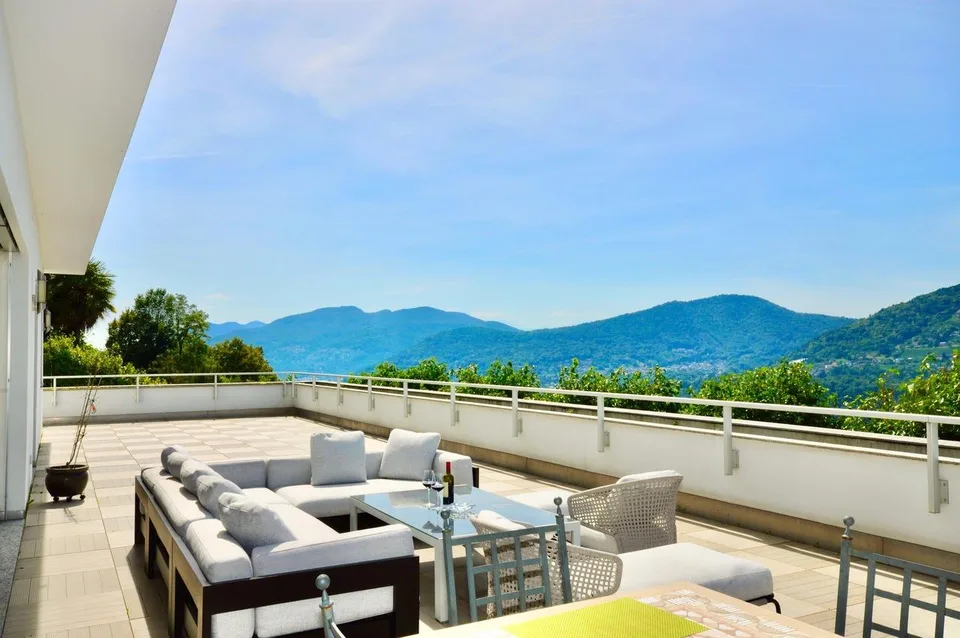 Appartamento di Lusso con Panoramica Terrazza e Monolocale