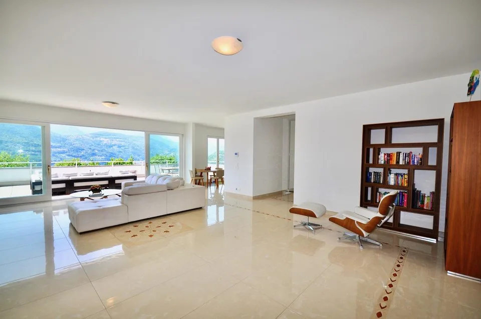 Appartamento di Lusso con Panoramica Terrazza e Monolocale