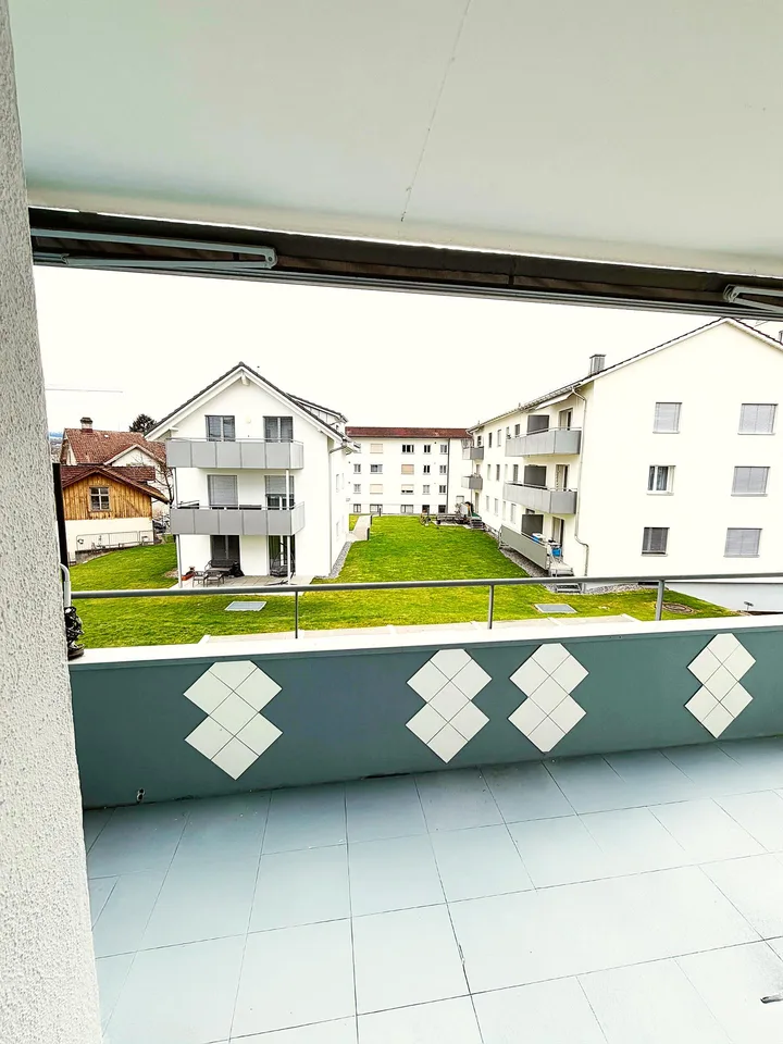 Charmante 3.5-Zimmer-Wohnung mit Balkon und schoener Aussicht in Stach