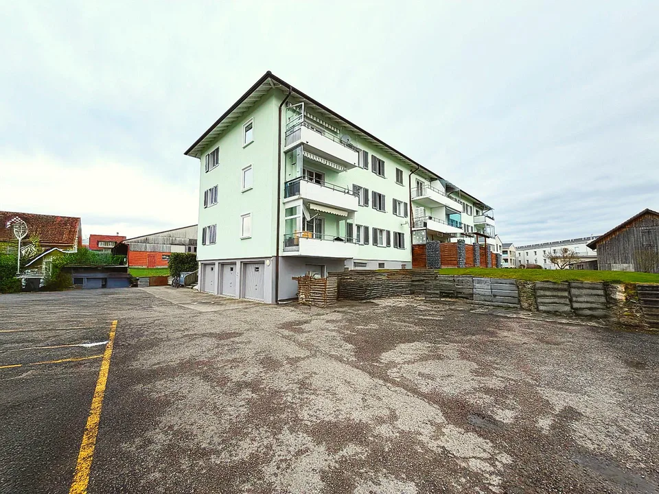 Charmante 3.5-Zimmer-Wohnung mit Balkon und schoener Aussicht in Stach