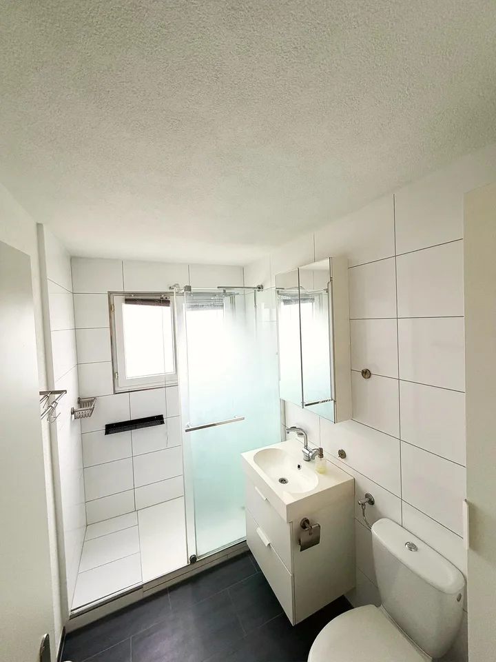 Charmant appartement 3.5 pièces avec balcon et belle vue à Stachen – photo 8 sur 9