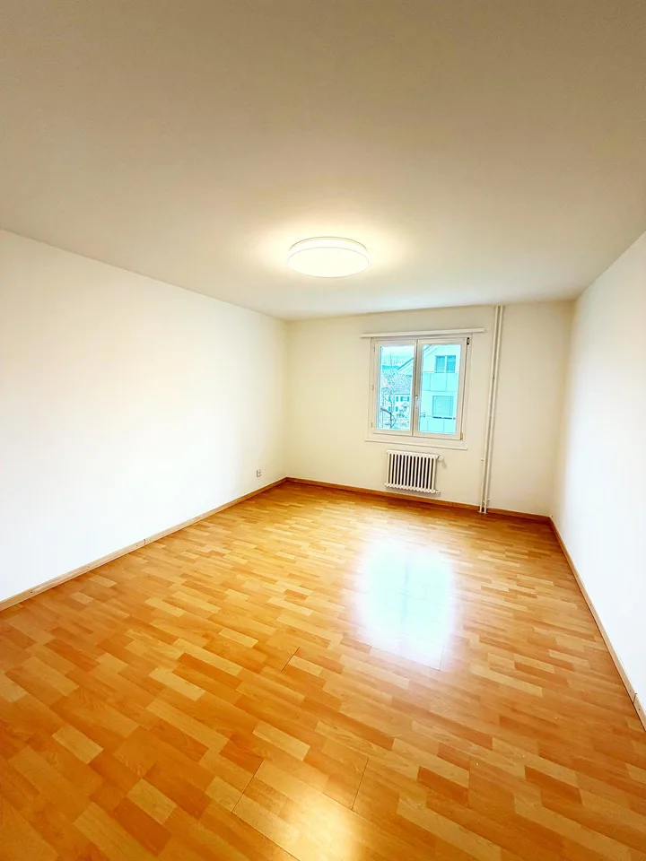 Charmant appartement 3.5 pièces avec balcon et belle vue à Stachen – photo 7 sur 9