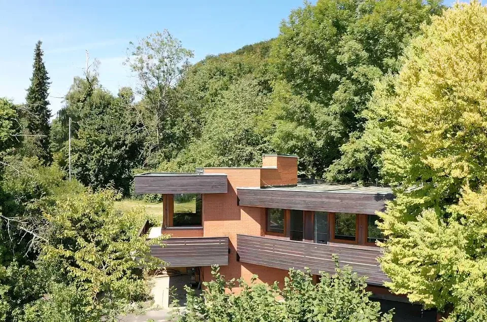 Imponente casa dell'architetto con ampio contesto