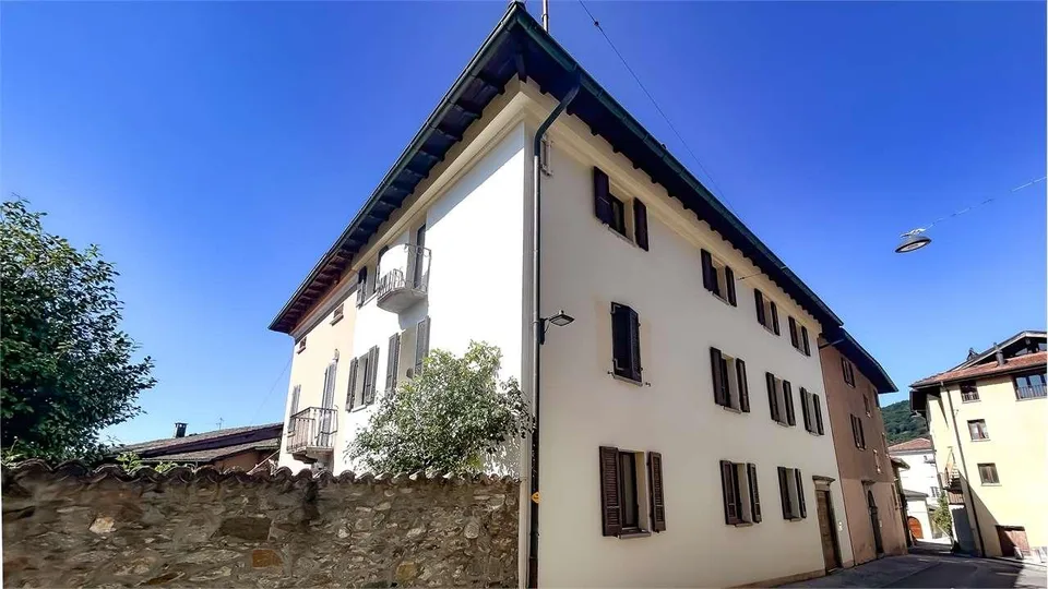 STORICA CASA DI NUCLEO CON GIARDINO