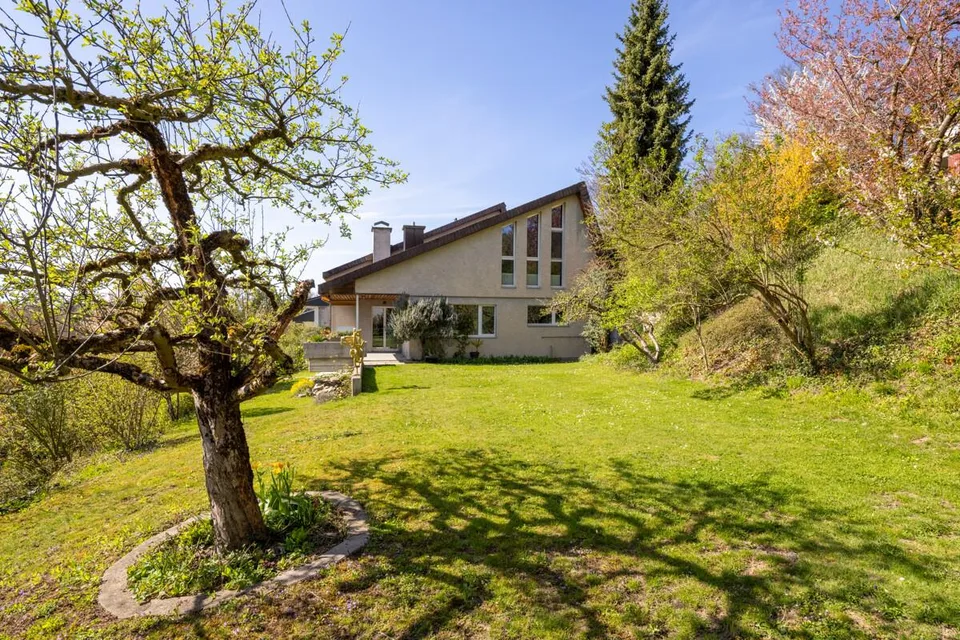 Südhanglage in Bassersdorf: Haus mit traumhaftem Blick in die Berge
