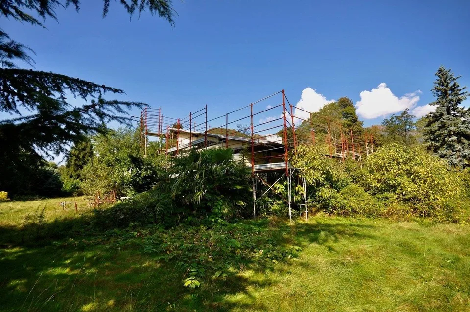 Villa da Ristrutturare Immersa in un Grande Parco con Tanta Privacy