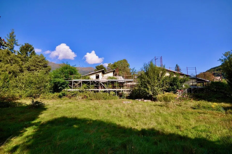 Villa da Ristrutturare Immersa in un Grande Parco con Tanta Privacy