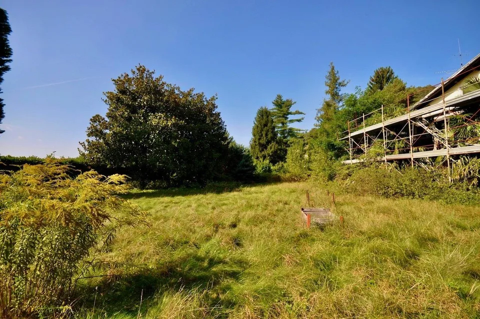 Villa da Ristrutturare Immersa in un Grande Parco con Tanta Privacy