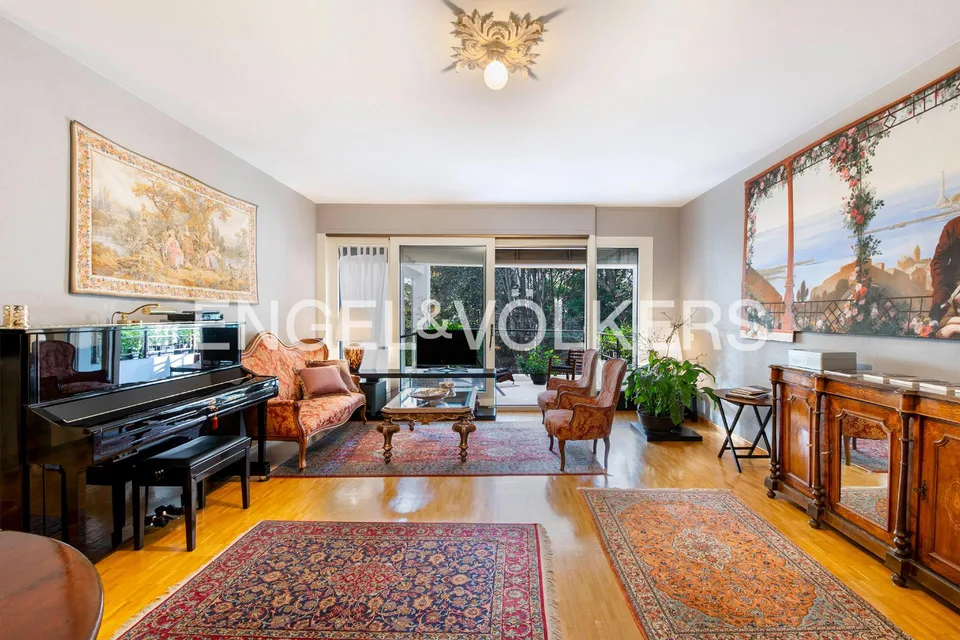 Bright apartment in renowned residence
