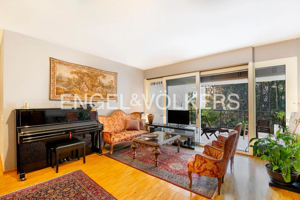 Bright apartment in renowned residence