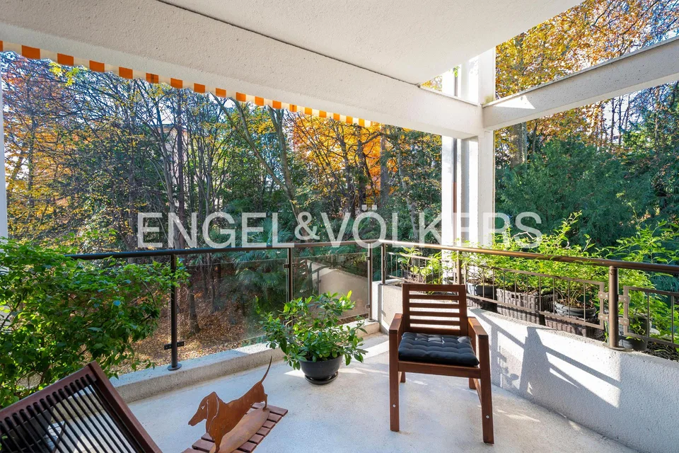 Bright apartment in renowned residence