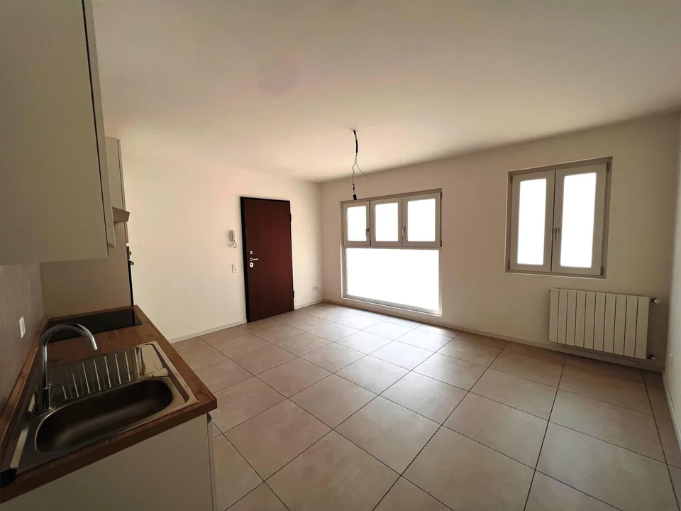 MONOLOCALE AU REZ-DE-CHAUSSEE - COMPLETEMENT RENOVE