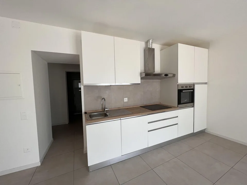 MONOLOCALE AU REZ-DE-CHAUSSEE - COMPLETEMENT RENOVE