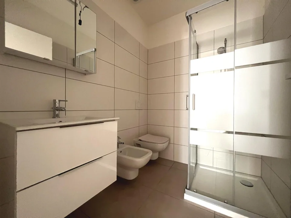 MONOLOCALE AU REZ-DE-CHAUSSEE - COMPLETEMENT RENOVE